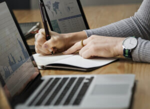 eople-working-laptop-scaled-e1730863906276-300x219.jpg