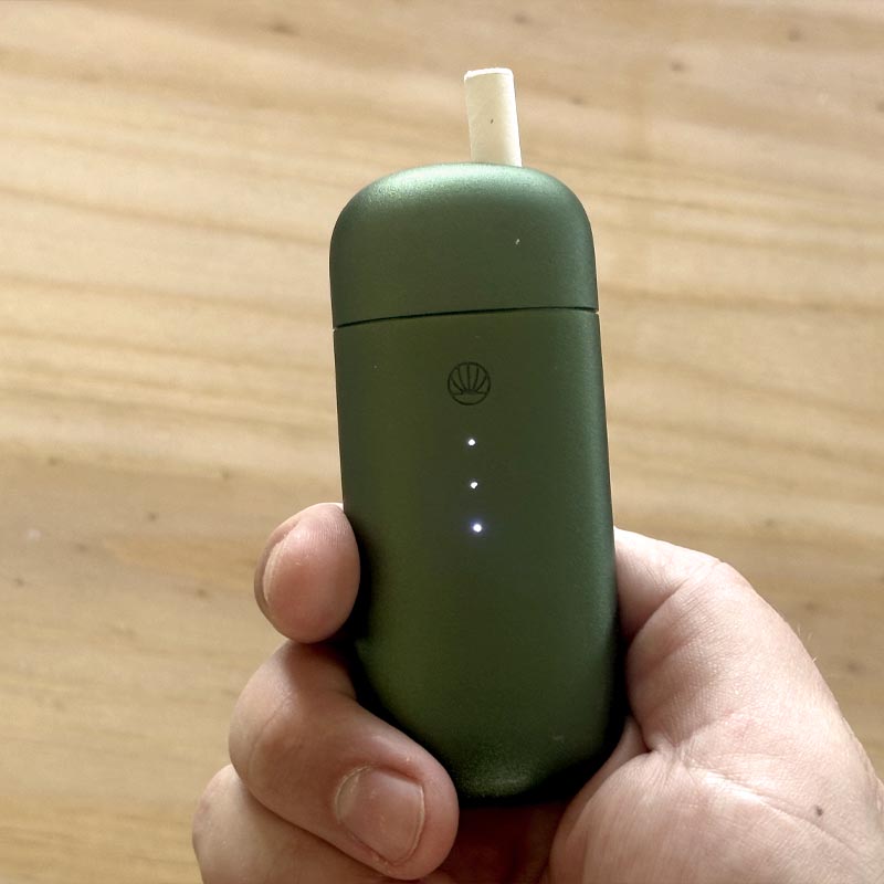 omura x1 dry herb vaporiser in use